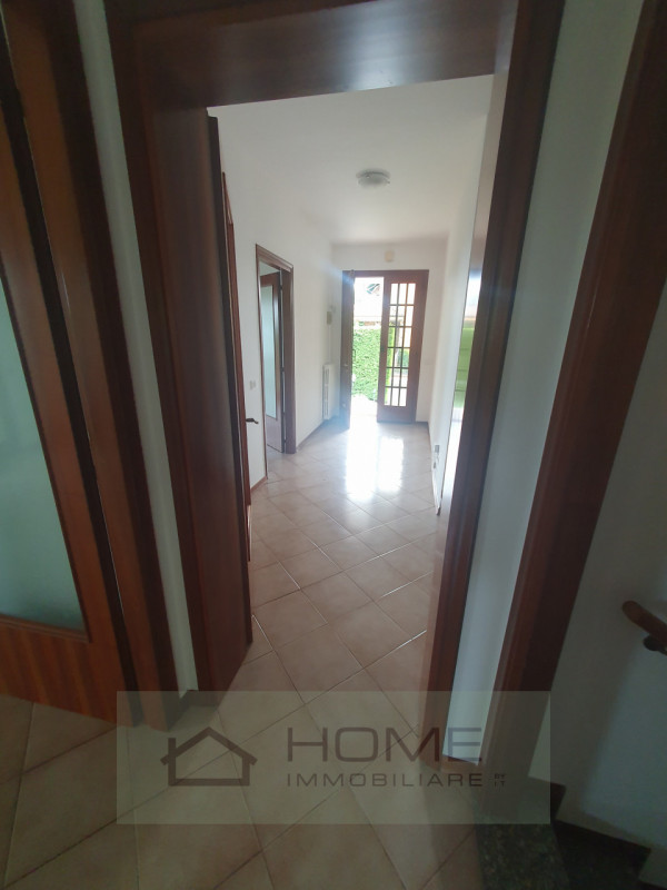 Scopri questa splendida villa contemporanea situata nel centro di Camisano Vicentino (VI), perfet...