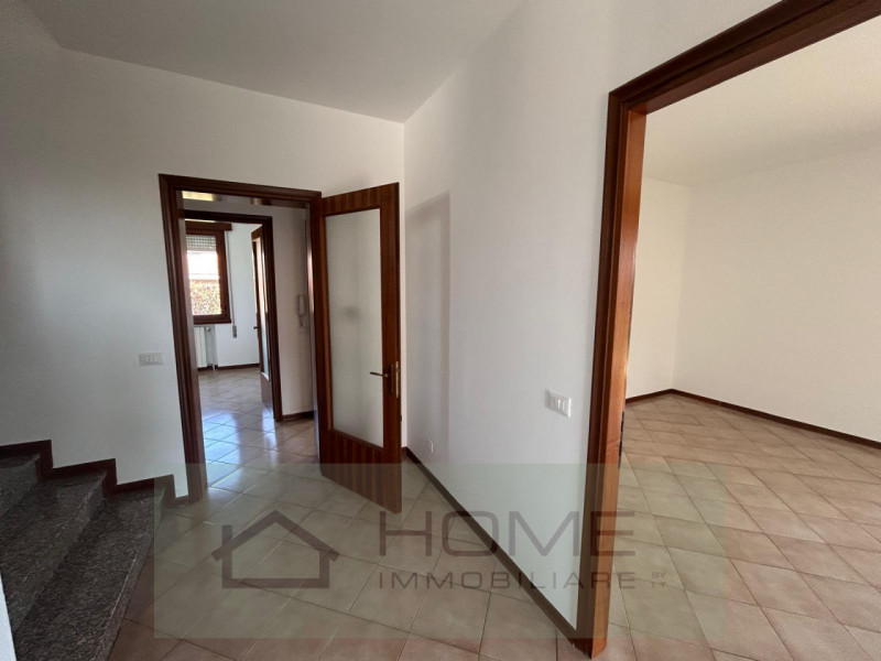 Scopri questa splendida villa contemporanea situata nel centro di Camisano Vicentino (VI), perfet...