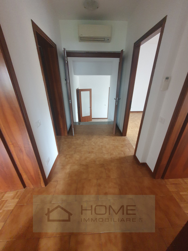 Scopri questa splendida villa contemporanea situata nel centro di Camisano Vicentino (VI), perfet...