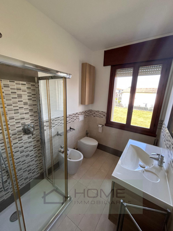 Scopri questa splendida villa contemporanea situata nel centro di Camisano Vicentino (VI), perfet...