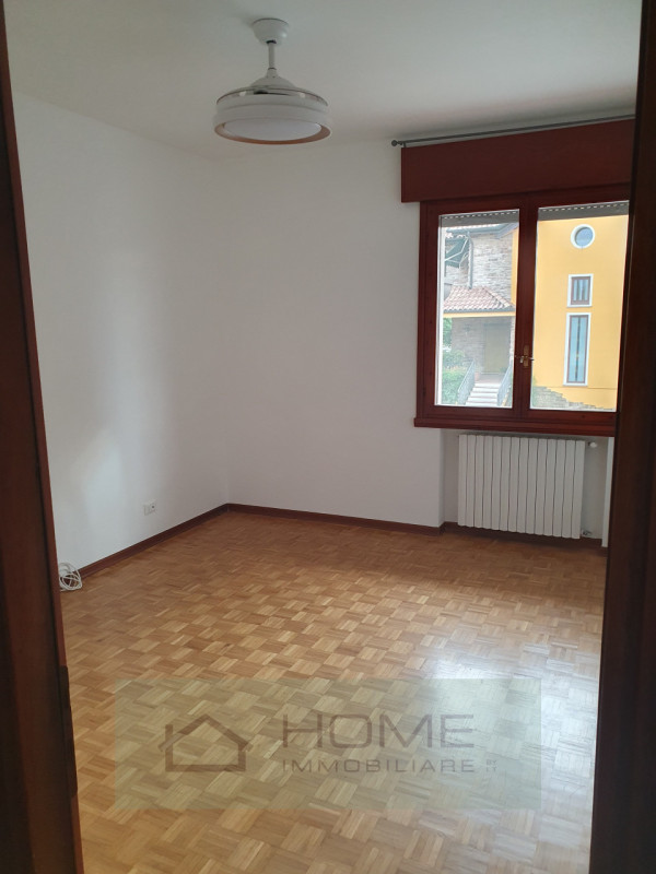 Scopri questa splendida villa contemporanea situata nel centro di Camisano Vicentino (VI), perfet...