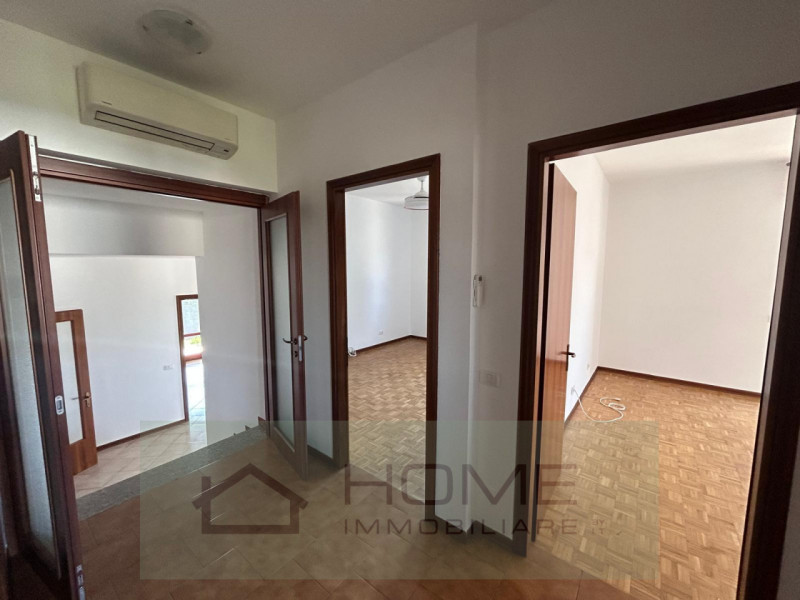 Scopri questa splendida villa contemporanea situata nel centro di Camisano Vicentino (VI), perfet...