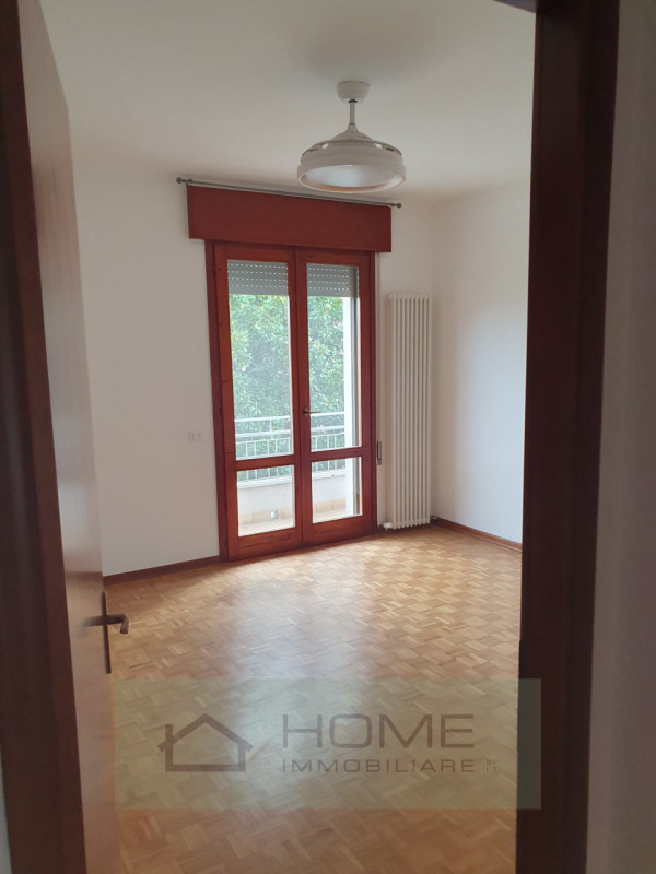 Scopri questa splendida villa contemporanea situata nel centro di Camisano Vicentino (VI), perfet...