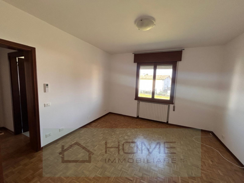 Scopri questa splendida villa contemporanea situata nel centro di Camisano Vicentino (VI), perfet...