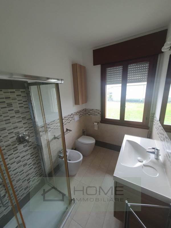 Scopri questa splendida villa contemporanea situata nel centro di Camisano Vicentino (VI), perfet...