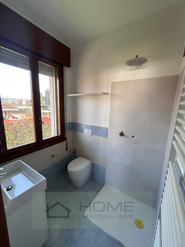 Scopri questa splendida villa contemporanea situata nel centro di Camisano Vicentino (VI), perfet...