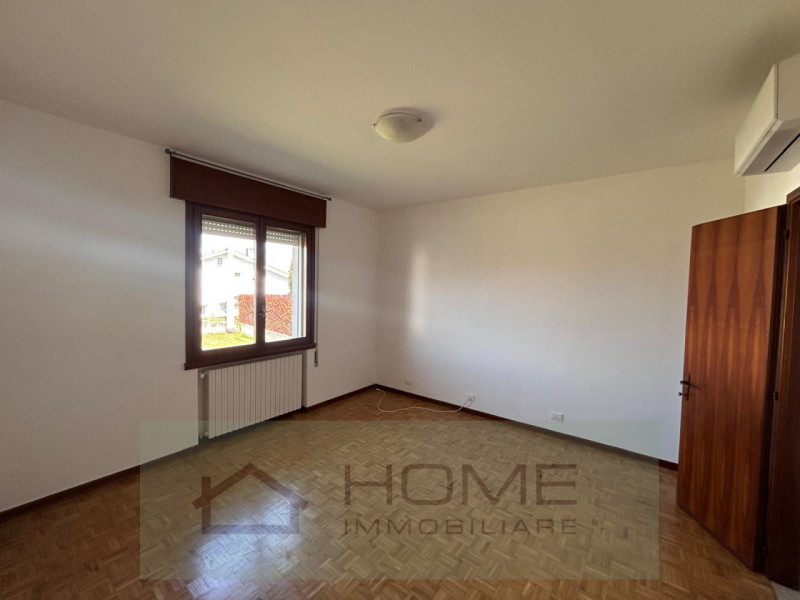 Scopri questa splendida villa contemporanea situata nel centro di Camisano Vicentino (VI), perfet...