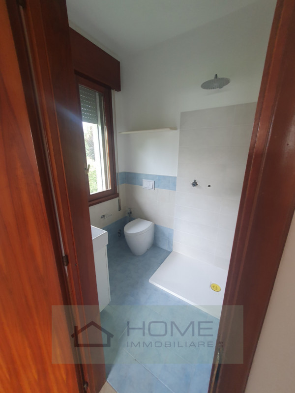 Scopri questa splendida villa contemporanea situata nel centro di Camisano Vicentino (VI), perfet...