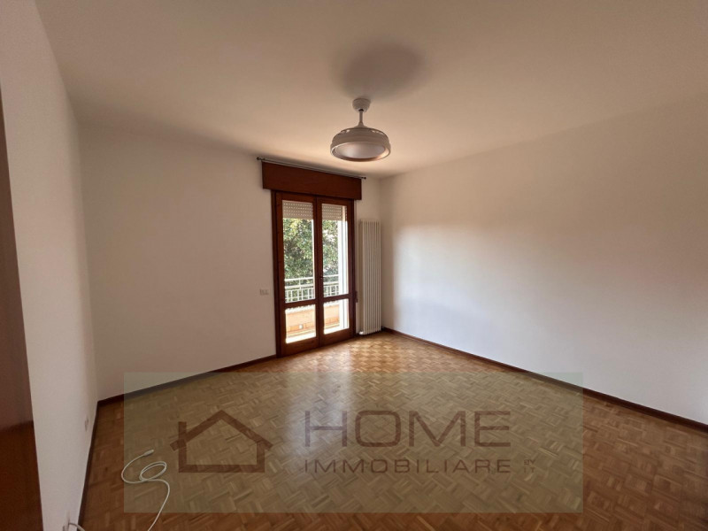 Scopri questa splendida villa contemporanea situata nel centro di Camisano Vicentino (VI), perfet...