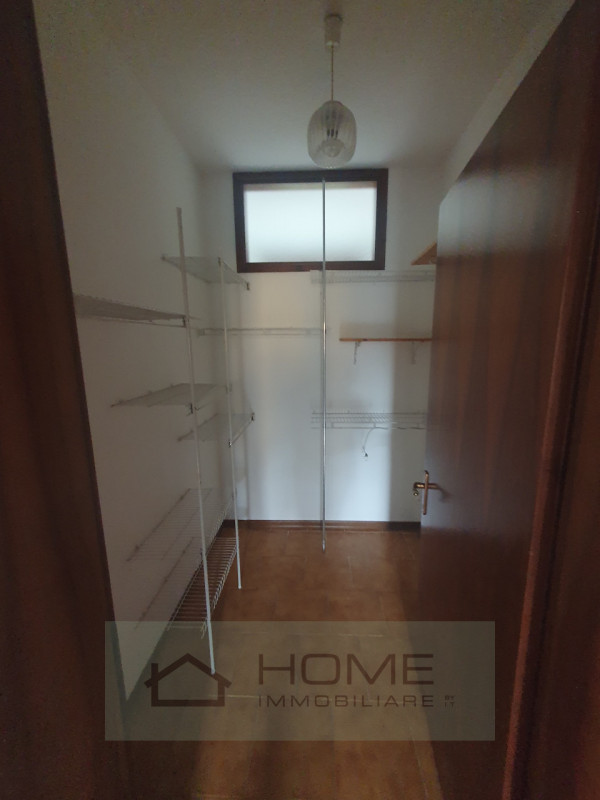 Scopri questa splendida villa contemporanea situata nel centro di Camisano Vicentino (VI), perfet...