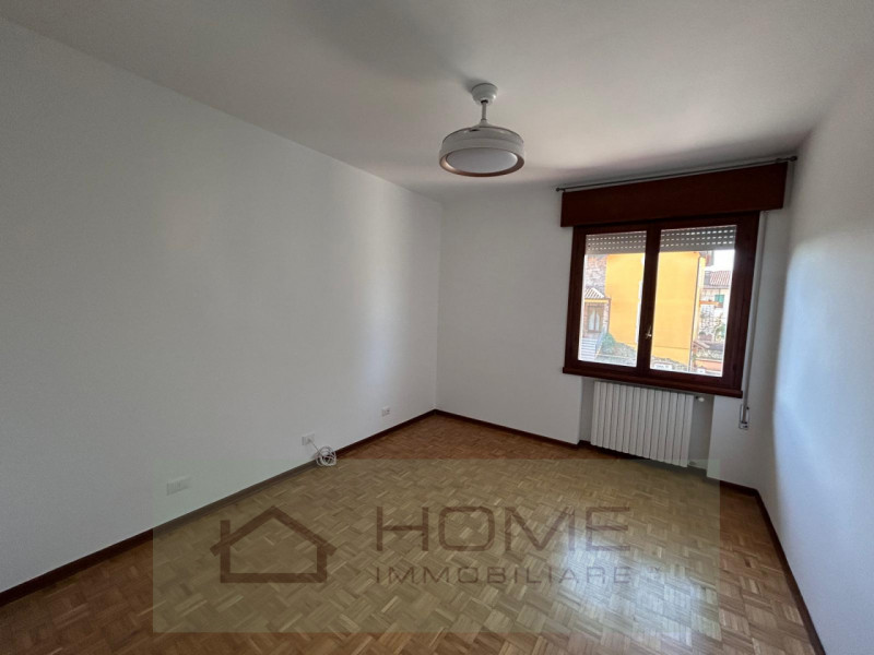 Scopri questa splendida villa contemporanea situata nel centro di Camisano Vicentino (VI), perfet...