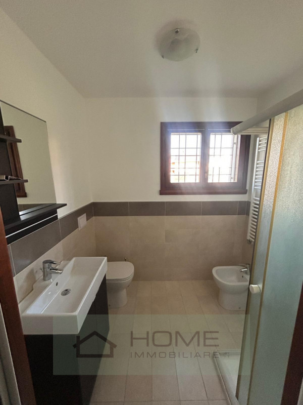 Scopri questa splendida villa contemporanea situata nel centro di Camisano Vicentino (VI), perfet...