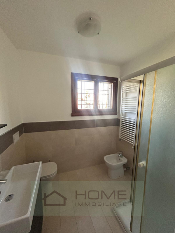 Scopri questa splendida villa contemporanea situata nel centro di Camisano Vicentino (VI), perfet...