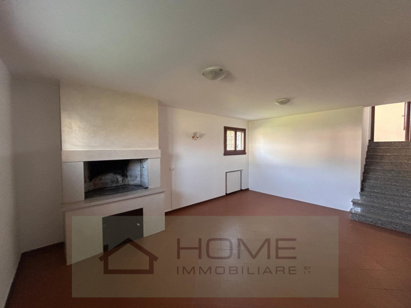 Scopri questa splendida villa contemporanea situata nel centro di Camisano Vicentino (VI), perfet...