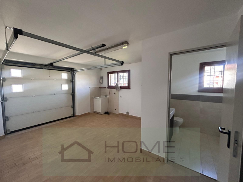 Scopri questa splendida villa contemporanea situata nel centro di Camisano Vicentino (VI), perfet...