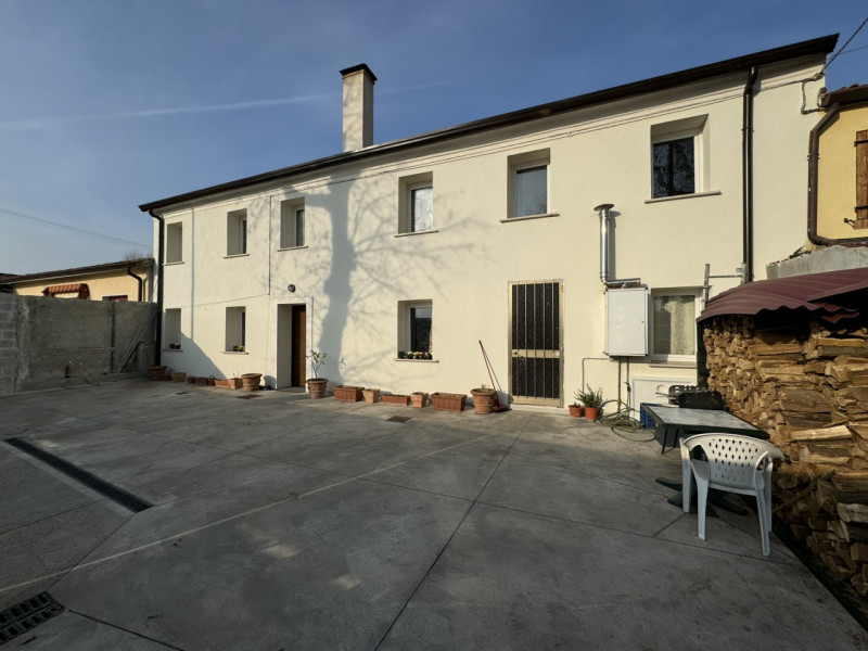 COMPOSIZIONE:
Proponiamo in vendita un'abitazione sviluppata su due livelli: atrio d'ingresso, am...