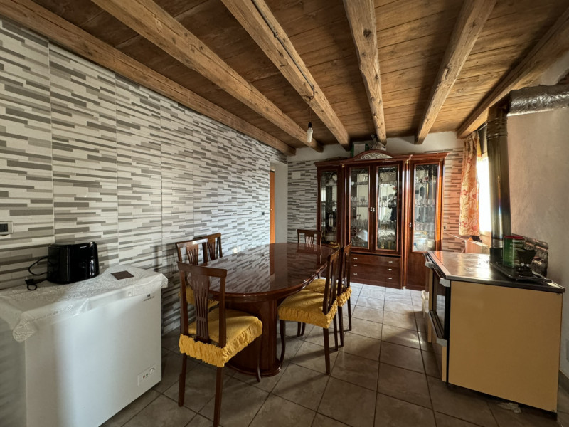 COMPOSIZIONE:
Proponiamo in vendita un'abitazione sviluppata su due livelli: atrio d'ingresso, am...