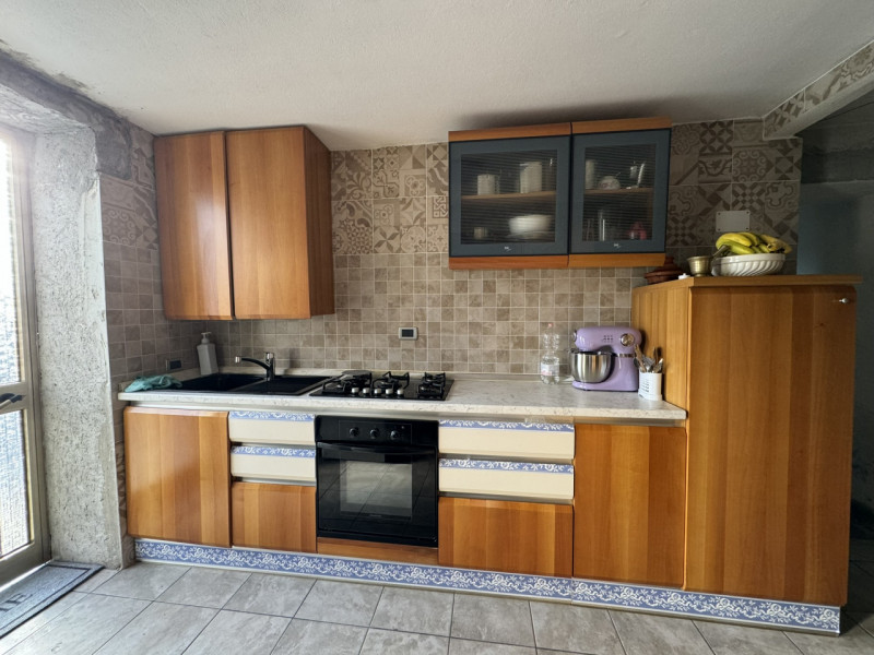 COMPOSIZIONE:
Proponiamo in vendita un'abitazione sviluppata su due livelli: atrio d'ingresso, am...