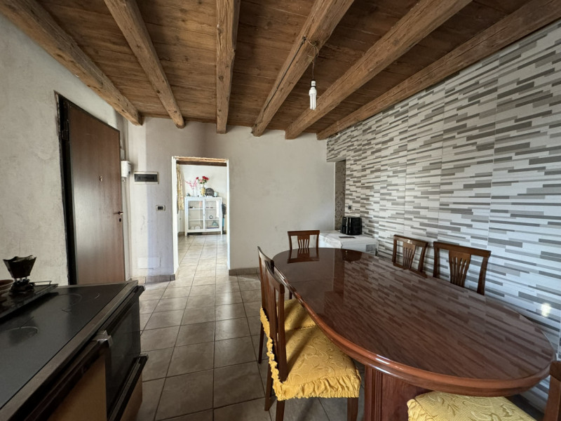 COMPOSIZIONE:
Proponiamo in vendita un'abitazione sviluppata su due livelli: atrio d'ingresso, am...