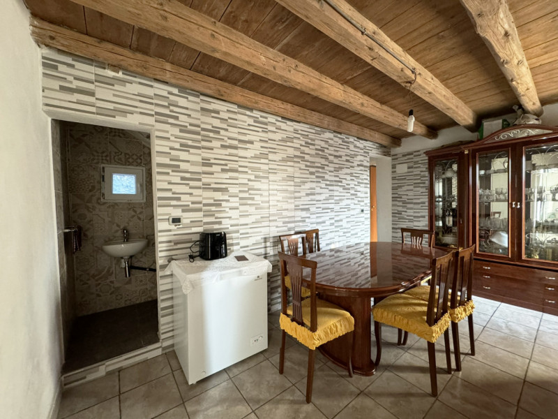 COMPOSIZIONE:
Proponiamo in vendita un'abitazione sviluppata su due livelli: atrio d'ingresso, am...