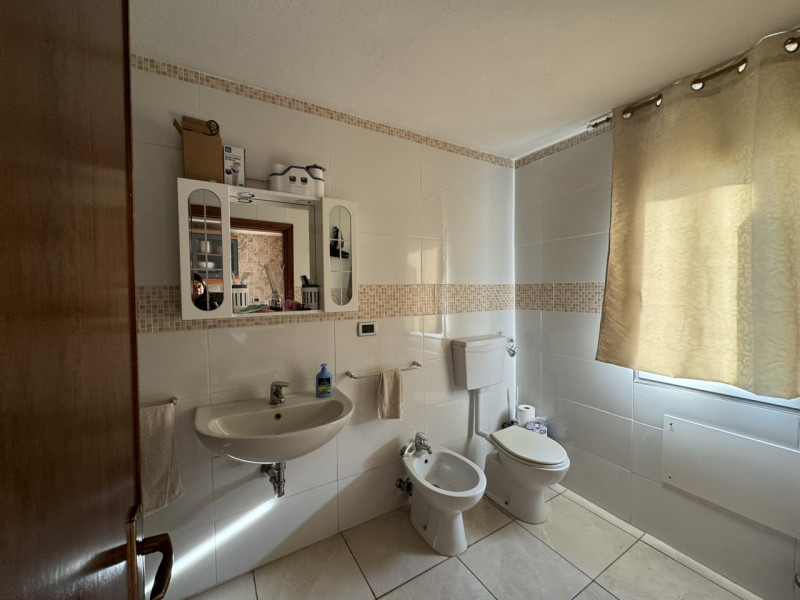 COMPOSIZIONE:
Proponiamo in vendita un'abitazione sviluppata su due livelli: atrio d'ingresso, am...