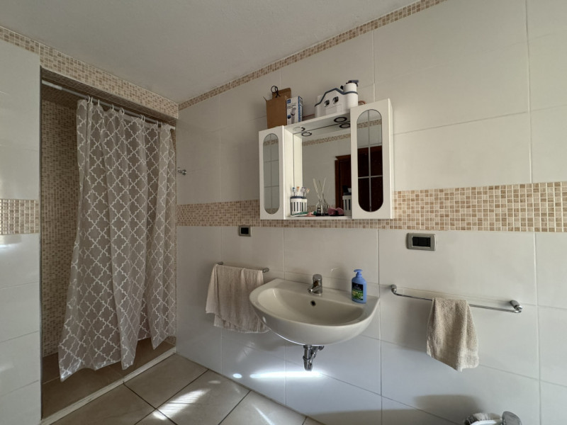 COMPOSIZIONE:
Proponiamo in vendita un'abitazione sviluppata su due livelli: atrio d'ingresso, am...