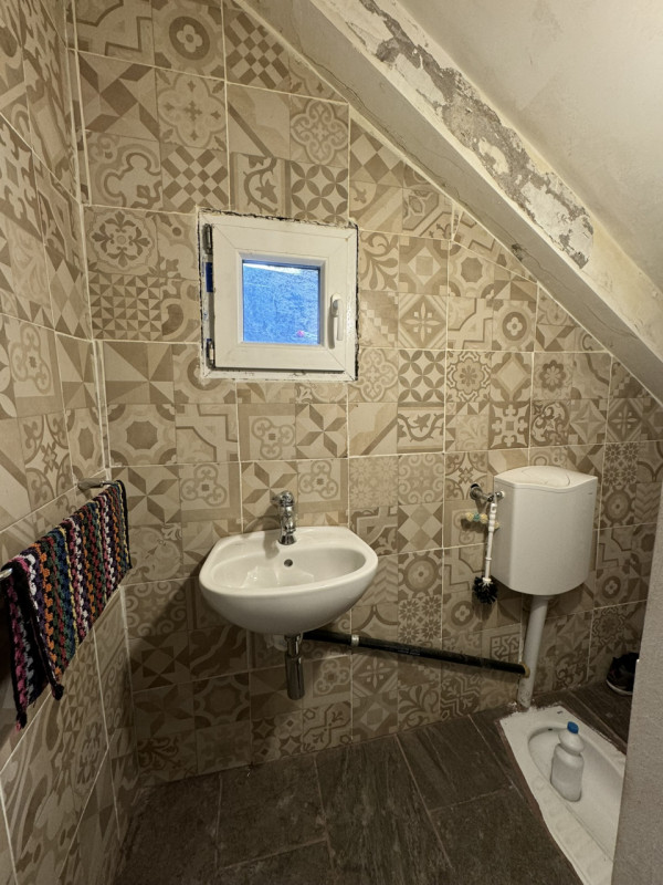 COMPOSIZIONE:
Proponiamo in vendita un'abitazione sviluppata su due livelli: atrio d'ingresso, am...