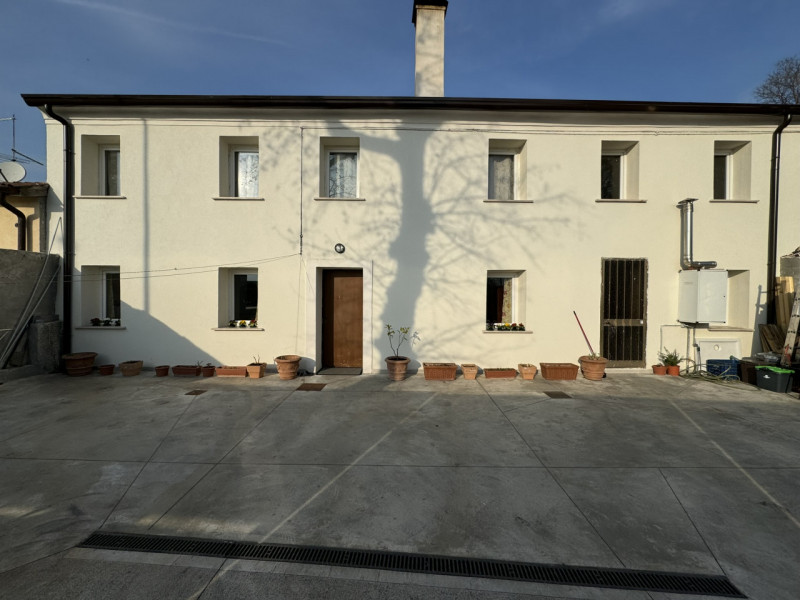 COMPOSIZIONE:
Proponiamo in vendita un'abitazione sviluppata su due livelli: atrio d'ingresso, am...