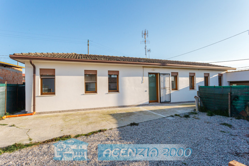 ECCOLA QUI !!! CASA SINGOLA TUTTA AL PIANO TERRA E RESTAURATA!!! VIENI A VIVERE A BAGNOLI DI SOPR...