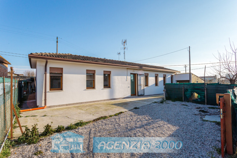 ECCOLA QUI !!! CASA SINGOLA TUTTA AL PIANO TERRA E RESTAURATA!!! VIENI A VIVERE A BAGNOLI DI SOPR...