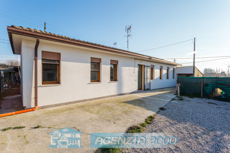 ECCOLA QUI !!! CASA SINGOLA TUTTA AL PIANO TERRA E RESTAURATA!!! VIENI A VIVERE A BAGNOLI DI SOPR...