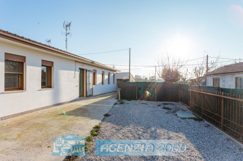 ECCOLA QUI !!! CASA SINGOLA TUTTA AL PIANO TERRA E RESTAURATA!!! VIENI A VIVERE A BAGNOLI DI SOPR...