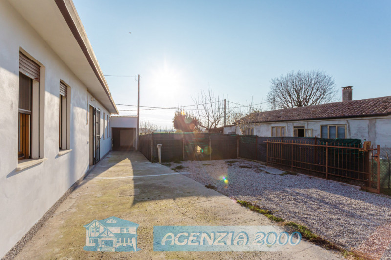 ECCOLA QUI !!! CASA SINGOLA TUTTA AL PIANO TERRA E RESTAURATA!!! VIENI A VIVERE A BAGNOLI DI SOPR...