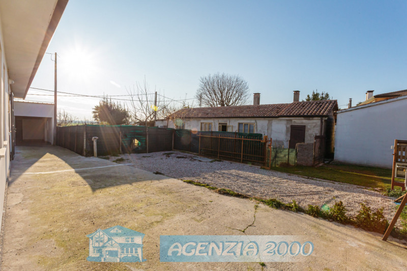 ECCOLA QUI !!! CASA SINGOLA TUTTA AL PIANO TERRA E RESTAURATA!!! VIENI A VIVERE A BAGNOLI DI SOPR...