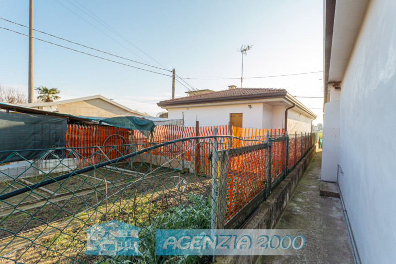 ECCOLA QUI !!! CASA SINGOLA TUTTA AL PIANO TERRA E RESTAURATA!!! VIENI A VIVERE A BAGNOLI DI SOPR...