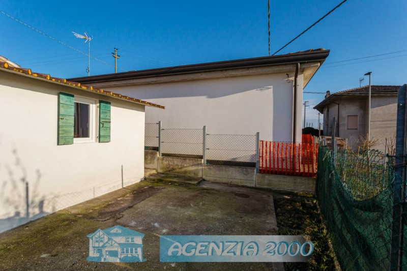 ECCOLA QUI !!! CASA SINGOLA TUTTA AL PIANO TERRA E RESTAURATA!!! VIENI A VIVERE A BAGNOLI DI SOPR...