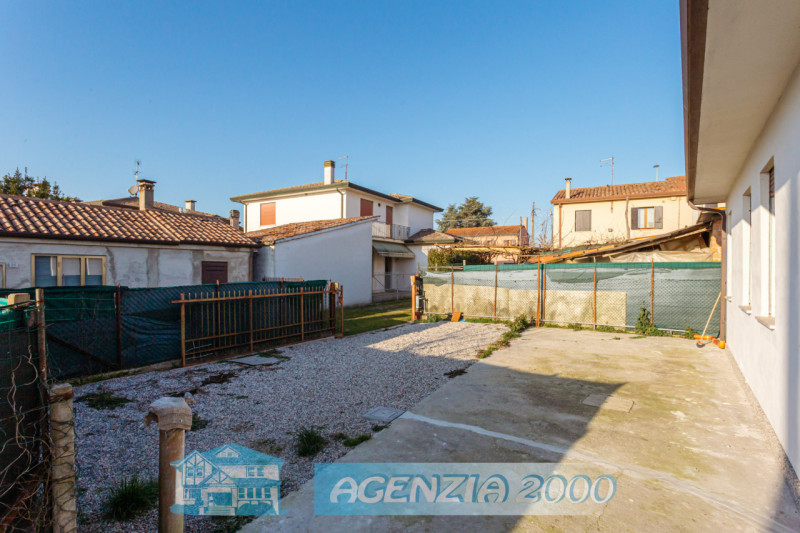 ECCOLA QUI !!! CASA SINGOLA TUTTA AL PIANO TERRA E RESTAURATA!!! VIENI A VIVERE A BAGNOLI DI SOPR...