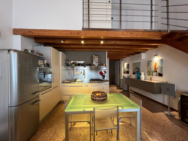 COMPOSIZIONE:
Appartamento duplex in centro a Este, composto da luminosa zona giorno con ampio sa...