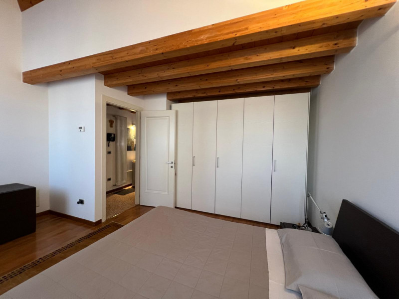 COMPOSIZIONE:
Appartamento duplex in centro a Este, composto da luminosa zona giorno con ampio sa...