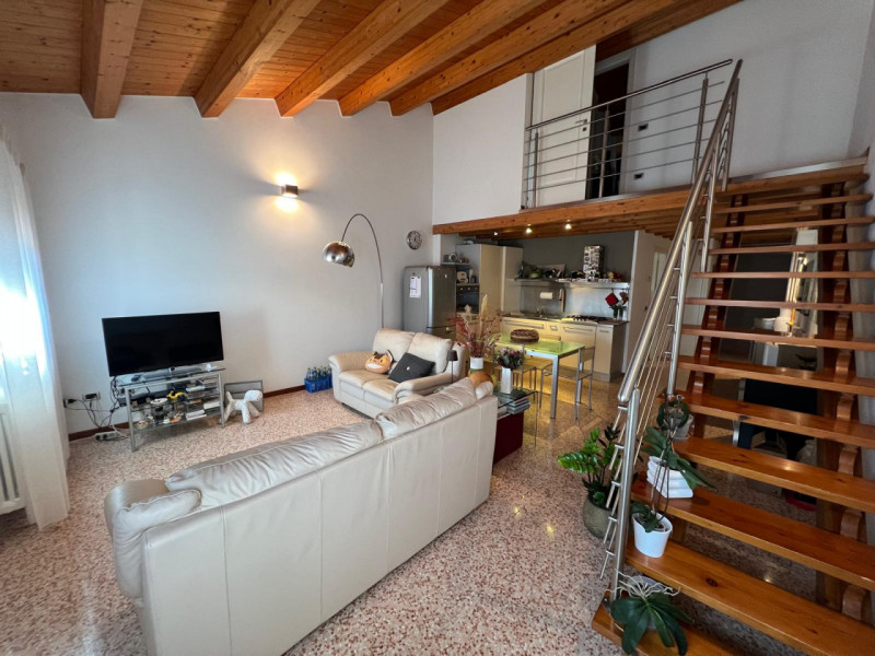 COMPOSIZIONE:
Appartamento duplex in centro a Este, composto da luminosa zona giorno con ampio sa...