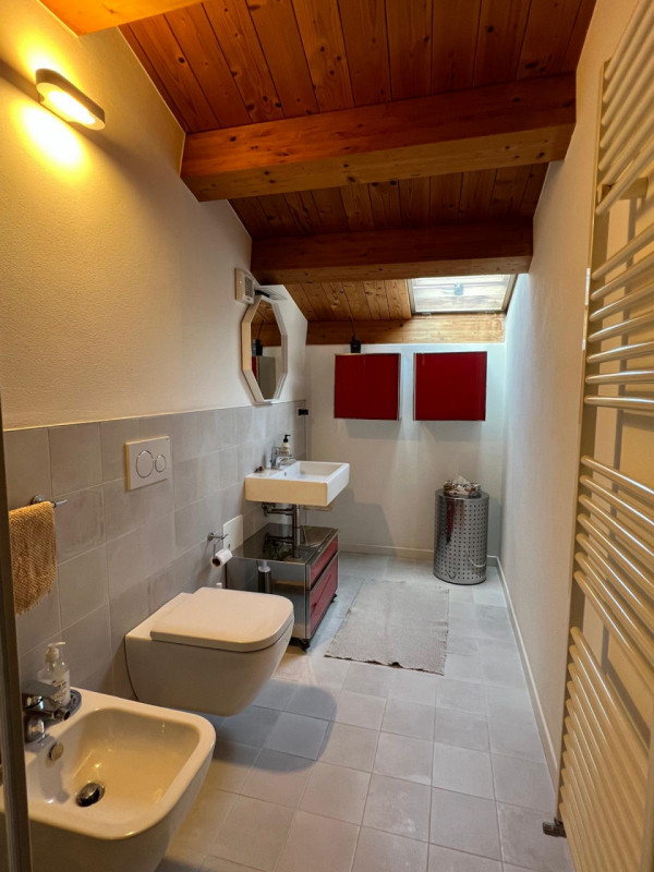 COMPOSIZIONE:
Appartamento duplex in centro a Este, composto da luminosa zona giorno con ampio sa...