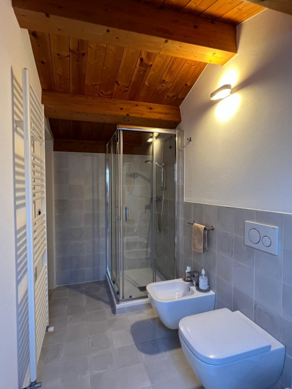 COMPOSIZIONE:
Appartamento duplex in centro a Este, composto da luminosa zona giorno con ampio sa...