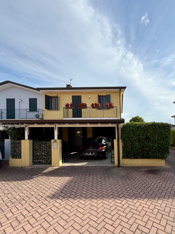 COMPOSIZIONE:
Proponiamo in vendita una porzione di casa a schiera di testa, composta da ingresso...