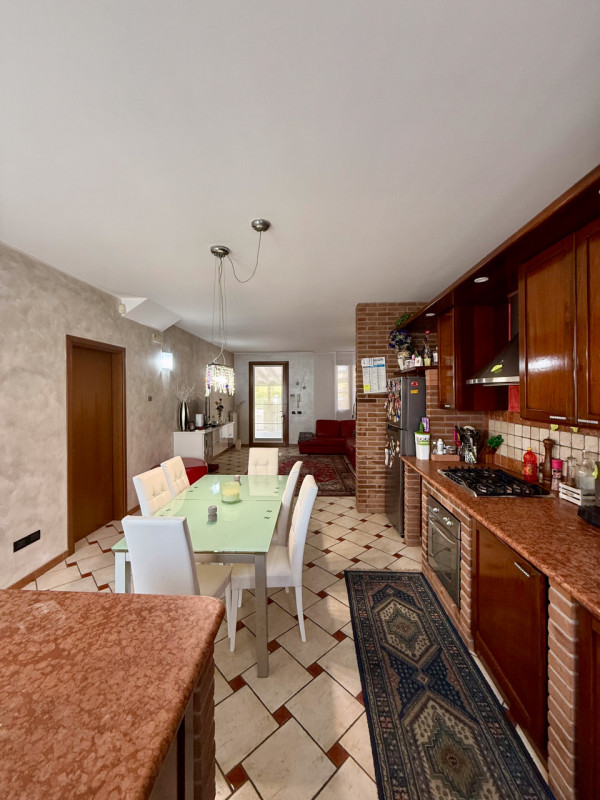 COMPOSIZIONE:
Proponiamo in vendita una porzione di casa a schiera di testa, composta da ingresso...