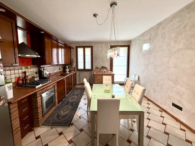 COMPOSIZIONE:
Proponiamo in vendita una porzione di casa a schiera di testa, composta da ingresso...