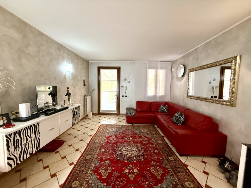 COMPOSIZIONE:
Proponiamo in vendita una porzione di casa a schiera di testa, composta da ingresso...