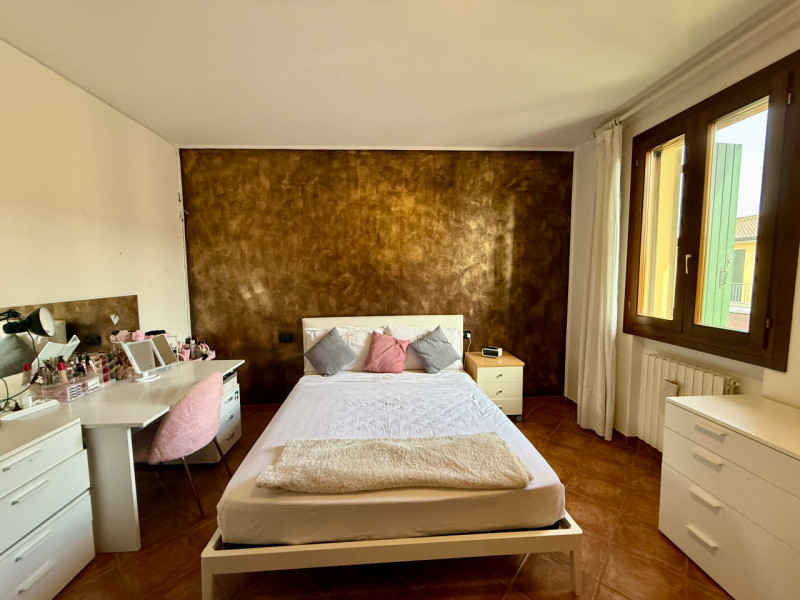 COMPOSIZIONE:
Proponiamo in vendita una porzione di casa a schiera di testa, composta da ingresso...