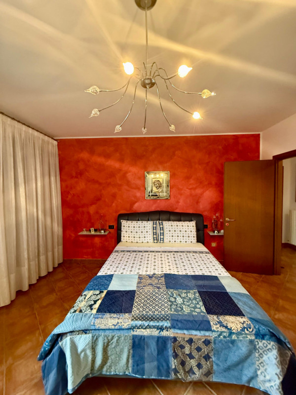 COMPOSIZIONE:
Proponiamo in vendita una porzione di casa a schiera di testa, composta da ingresso...