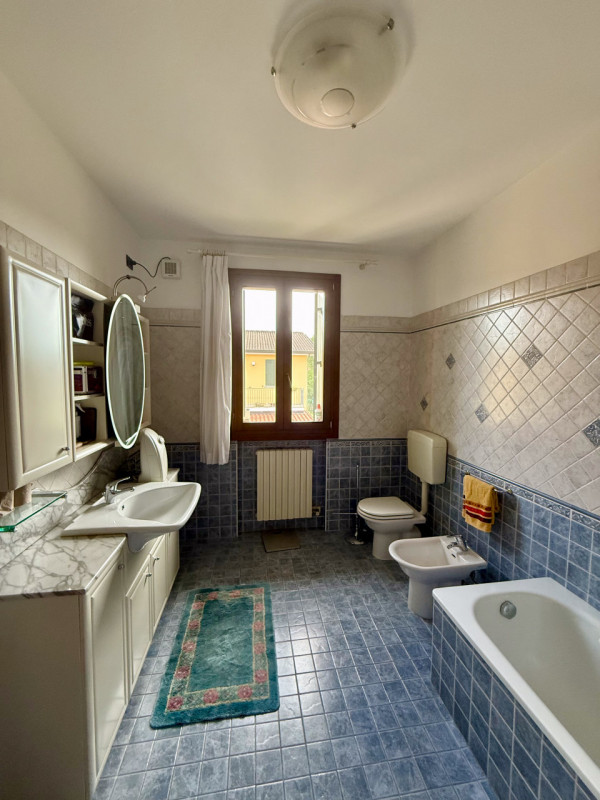 COMPOSIZIONE:
Proponiamo in vendita una porzione di casa a schiera di testa, composta da ingresso...