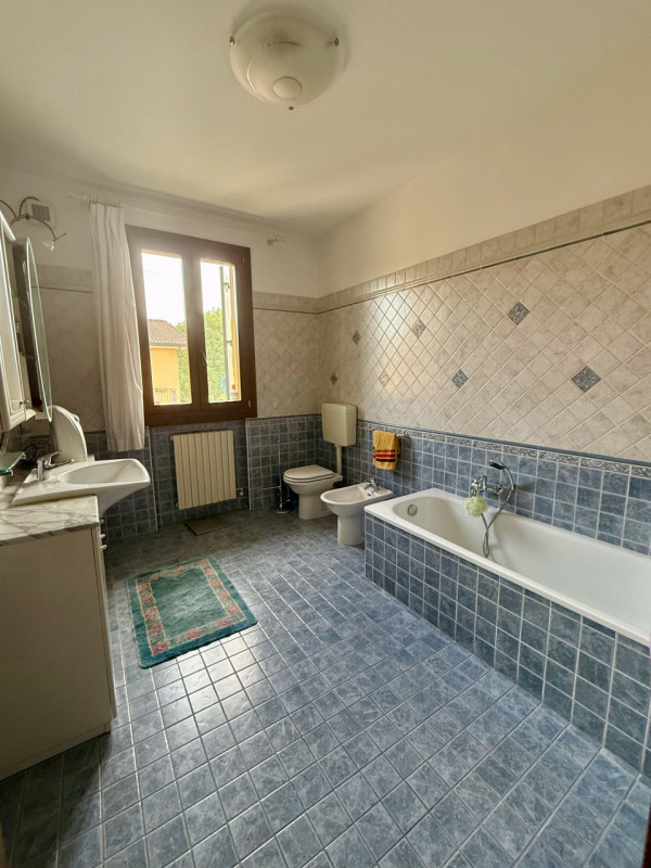 COMPOSIZIONE:
Proponiamo in vendita una porzione di casa a schiera di testa, composta da ingresso...